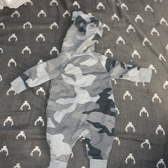 Newborn Converse Sweatsuit - Picture 2 of 3